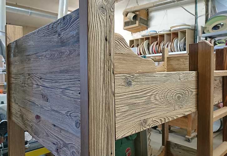 Fabrication d'un lit en panneaux 3 plis vieux bois. style ancien et traditionnel lit en vieux bois.