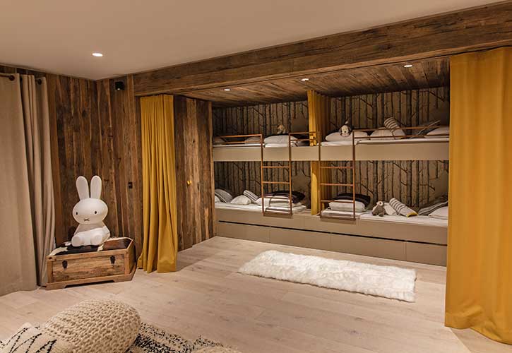 Utilisation de vieux chêne habillage vieux bois pour lits gigognes, grande chambre de chalet