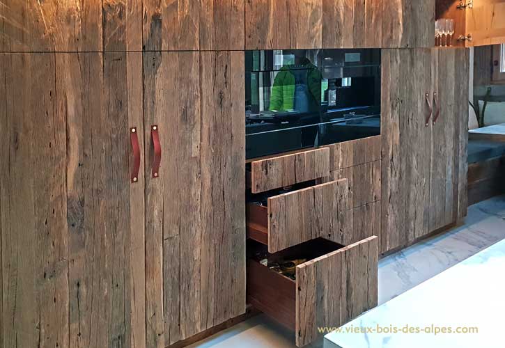 Exemple de cuisine en panneaux 3 plis vieux bois des Alpes Serge Pessey à Saint Jean de Sixt grossiste Haute Savoie